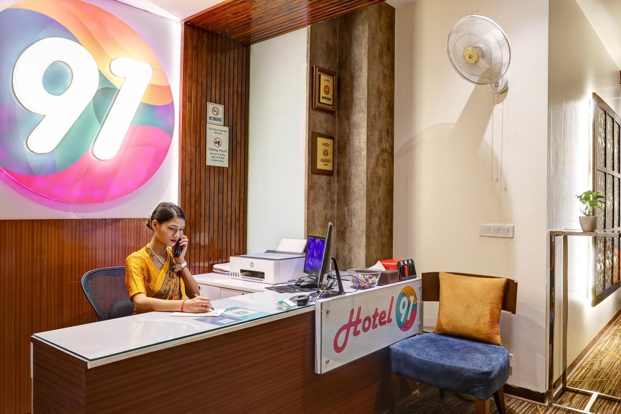 Hotel 91 Golf Course Road グルガウン エクステリア 写真
