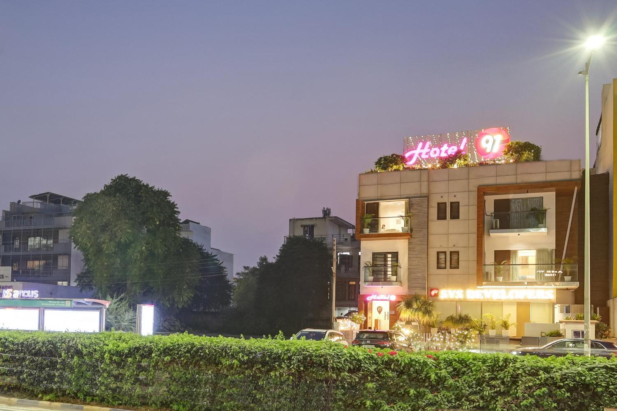 Hotel 91 Golf Course Road グルガウン エクステリア 写真