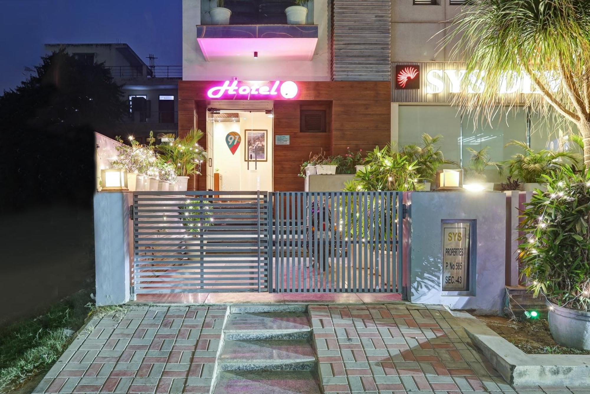 Hotel 91 Golf Course Road グルガウン エクステリア 写真